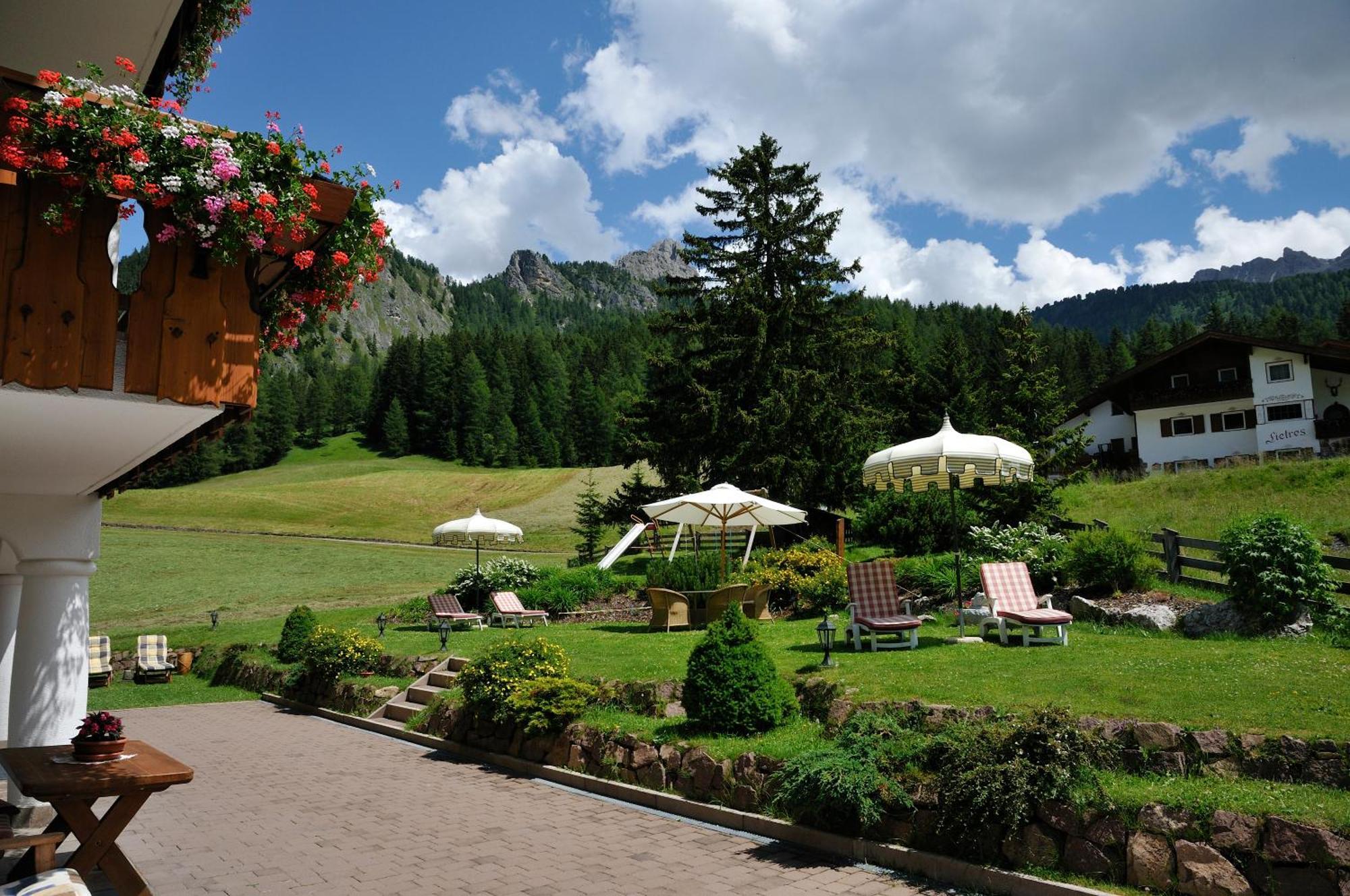 Garni Hotel Iris Wolkenstein in Gröden Exterior foto