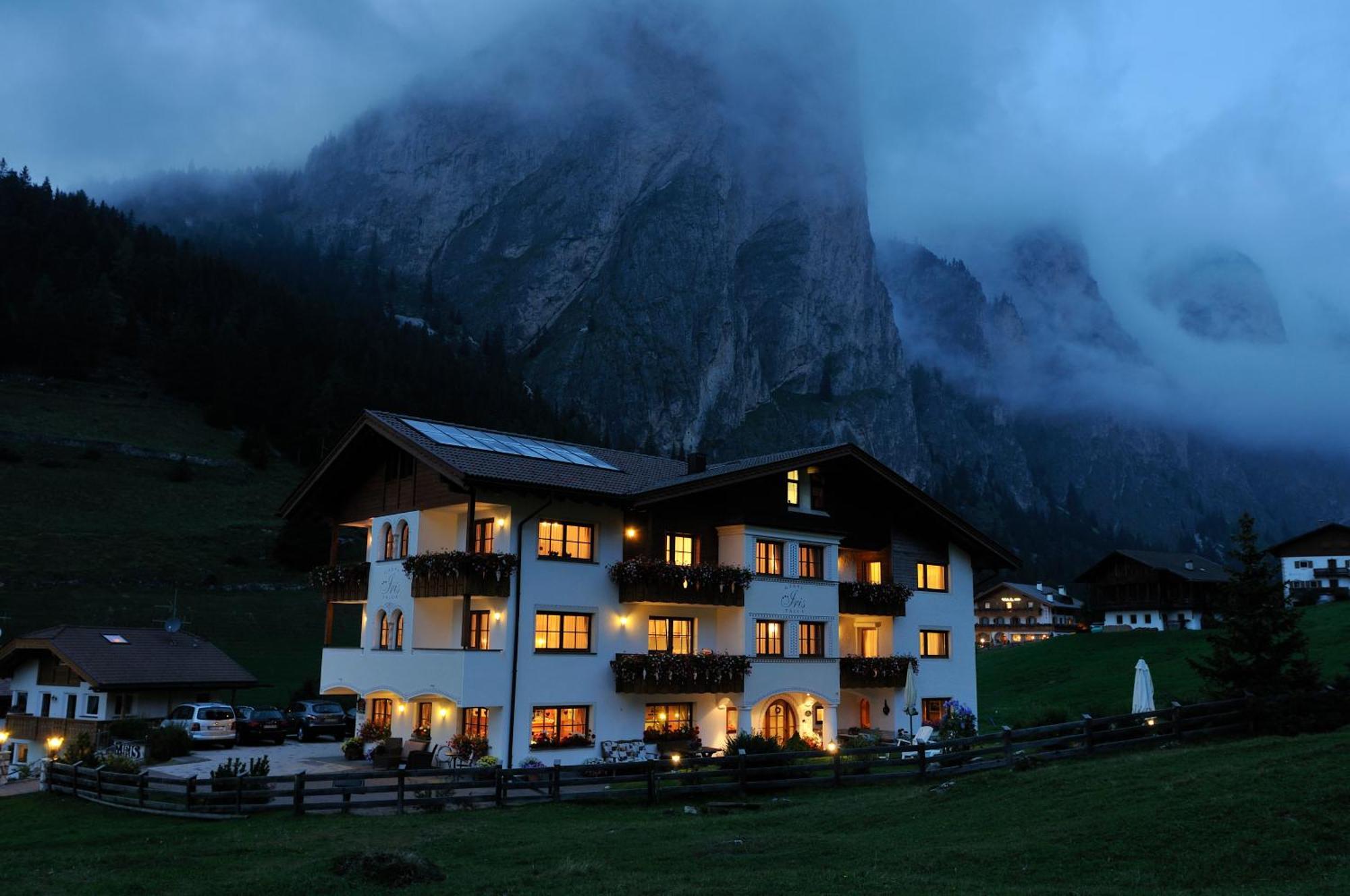 Garni Hotel Iris Wolkenstein in Gröden Exterior foto