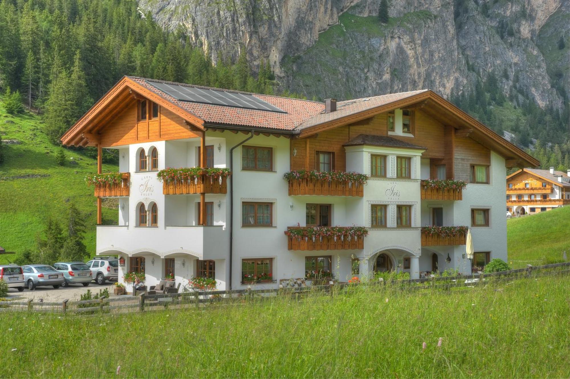 Garni Hotel Iris Wolkenstein in Gröden Exterior foto